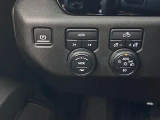 Chevrolet Silverado 1500 2023 4x4 RST 4 puertas Cabina Crew 5.8 pies. Caja corta
