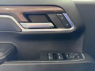 Chevrolet Silverado 1500 2023 4x4 RST 4 puertas Cabina Crew 5.8 pies. Caja corta