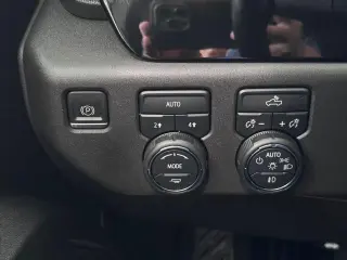 Chevrolet Silverado 1500 2023 4x4 RST 4 puertas Cabina Crew 5.8 pies. SB