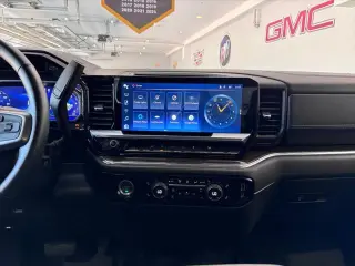 Chevrolet Silverado 1500 2023 4x4 RST 4 puertas Cabina Crew 5.8 pies. Caja corta