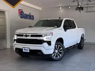 Chevrolet Silverado 1500 2023 4x4 RST 4 puertas Cabina Crew 5.8 pies. Caja corta