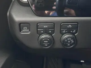 Chevrolet Silverado 1500 2023 4x4 RST 4 puertas Cabina Crew 5.8 pies. Caja corta