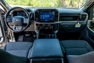 Ford F-150 2024 4x2 XLT 4 puertas SuperCrew 5.5 pies. Caja corta