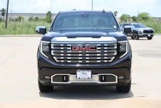 GMC Sierra 1500 2022 4x4 Denali 4 puertas Cabina Crew 5.8 pies. Caja corta