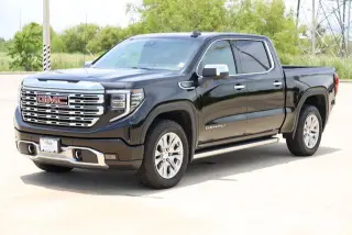GMC Sierra 1500 2022 4x4 Denali 4 puertas Cabina Crew 5.8 pies. Caja corta