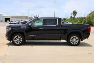 GMC Sierra 1500 2022 4x4 Denali 4 puertas Cabina Crew 5.8 pies. Caja corta