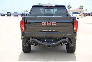 GMC Sierra 1500 2022 4x4 Denali 4 puertas Cabina Crew 5.8 pies. Caja corta
