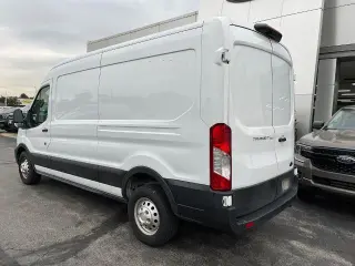 Ford Transit 2023 AWD 250 3 puertas SWB Techo Medio Furgón de Carga