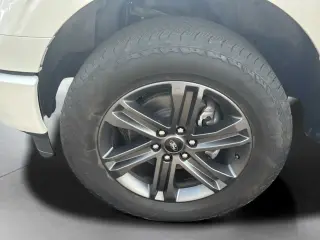 Ford F-150 2023 4x4 Lariat 4 puertas SuperCrew 5.5 pies. Caja corta