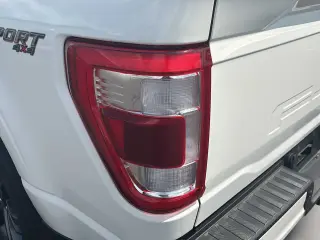 Ford F-150 2023 4x4 Lariat 4 puertas SuperCrew 5.5 pies. Caja corta