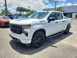 Chevrolet Silverado 1500 2023 4x4 Custom 4 puertas Cabina Crew 5.8 pies. SB