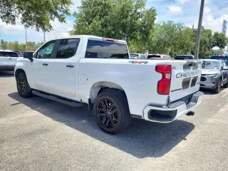 Chevrolet Silverado 1500 2023 4x4 Custom 4 puertas Cabina Crew 5.8 pies. SB