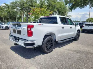 Chevrolet Silverado 1500 2023 4x4 Custom 4 puertas Cabina Crew 5.8 pies. SB