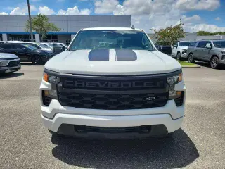 Chevrolet Silverado 1500 2023 4x4 Custom 4 puertas Cabina Crew 5.8 pies. SB