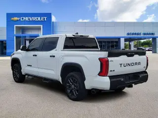 Toyota Tundra 2024 4x4 SR5 4 puertas CrewMax Cabina Pickup SB