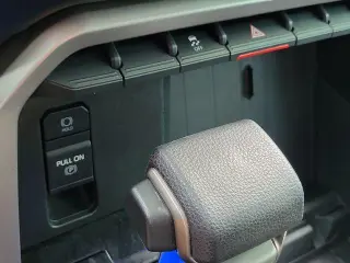 Toyota Tundra 2024 4x4 SR5 4 puertas CrewMax Cabina Pickup SB