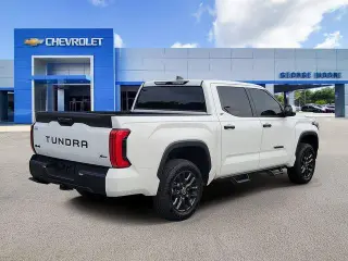 Toyota Tundra 2024 4x4 SR5 4 puertas CrewMax Cabina Pickup SB