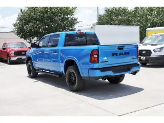 Ram 1500 2025 4x4 Big Horn 4 puertas Cabina Crew 5.6 pies. SB Pickup