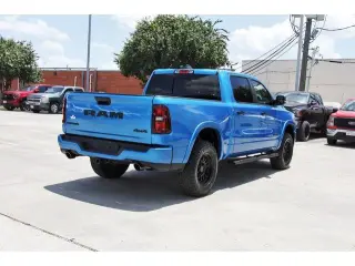 Ram 1500 2025 4x4 Big Horn 4 puertas Cabina Crew 5.6 pies. SB Pickup