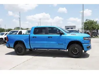 Ram 1500 2025 4x4 Big Horn 4 puertas Cabina Crew 5.6 pies. SB Pickup