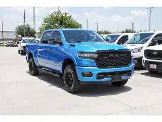 Ram 1500 2025 4x4 Big Horn 4 puertas Cabina Crew 5.6 pies. SB Pickup