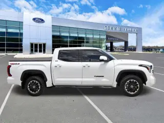 Toyota Tundra 2023 4x4 SR5 4 puertas CrewMax Cab Pickup SB