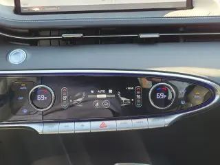 Genesis GV70 2025 AWD 2.5T Estándar 4 puertas SUV
