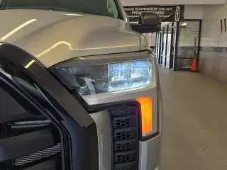 Toyota Tundra 2024 4x4 SR 4 puertas CrewMax Cab Pickup SB