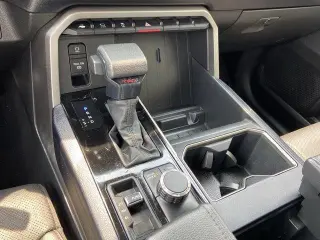 Toyota Tundra 2023 4x4 SR5 4 puertas CrewMax Cab Pickup SB