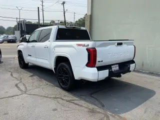 Toyota Tundra 2023 4x4 SR5 4 puertas CrewMax Cab Pickup SB
