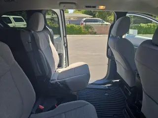 Toyota Sienna 2026 LE 8 Pasajeros 4 Puertas Minivan