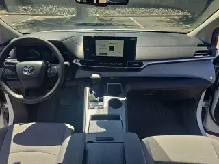 Toyota Sienna 2026 LE 8 Pasajeros 4 Puertas Minivan