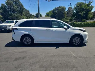Toyota Sienna 2026 LE 8 Pasajeros 4 Puertas Minivan