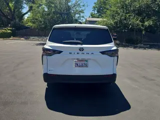 Toyota Sienna 2026 LE 8 Pasajeros 4 Puertas Minivan