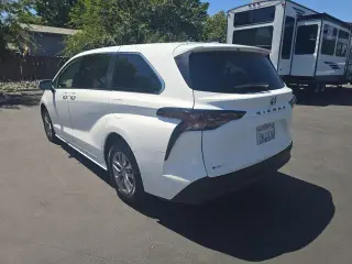 Toyota Sienna 2026 LE 8 Pasajeros 4 Puertas Minivan