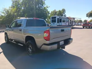 Toyota Tundra 2021 4x4 SR5 4 puertas CrewMax Cab Pickup SB