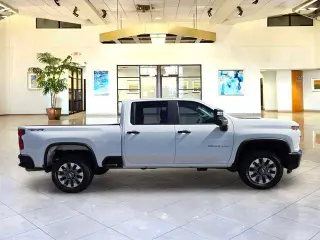 Chevrolet Silverado 2500HD 2022 4x4 Custom 4 puertas Cabina Crew SB