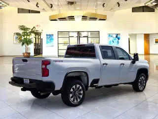 Chevrolet Silverado 2500HD 2022 4x4 Custom 4 puertas Cabina Crew SB