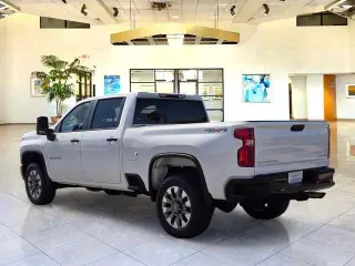 Chevrolet Silverado 2500HD 2022 4x4 Custom 4 puertas Cabina Crew SB