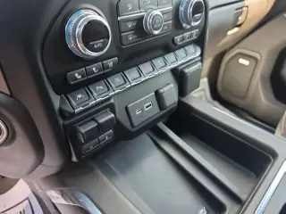 GMC Sierra 1500 2021 4x4 Denali 4 puertas Cabina Crew 5.8 pies. SB