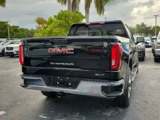 GMC Sierra 1500 2023 4x2 SLT Cabina Crew 4 puertas 5.8 pies. Caja corta