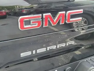 GMC Sierra 1500 2023 4x2 SLT Cabina Crew 4 puertas 5.8 pies. Caja corta