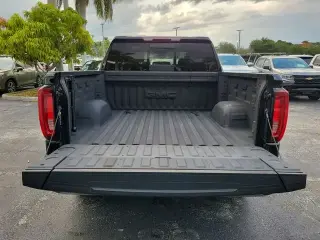GMC Sierra 1500 2023 4x2 SLT Cabina Crew 4 puertas 5.8 pies. Caja corta