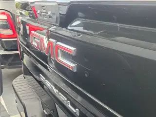GMC Sierra 1500 2023 4x2 Denali 4 puertas Crew Cab 5.8 pies. SB