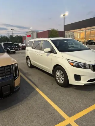 Kia Sedona 2016 LX 4 puertas Minivan