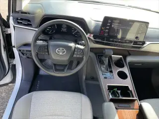 Toyota Sienna 2024 AWD LE 8 Pasajeros 4 Puertas Minivan