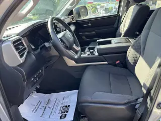 Toyota Tundra 2024 4x4 SR5 4 puertas CrewMax Cab Pickup SB