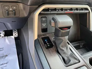 Toyota Tundra 2024 4x4 SR5 4 puertas CrewMax Cab Pickup SB