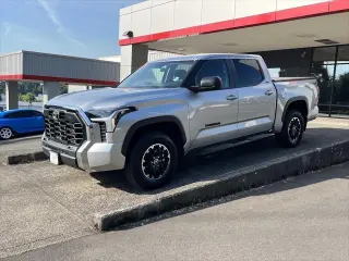 Toyota Tundra 2024 4x4 SR5 4 puertas CrewMax Cab Pickup SB