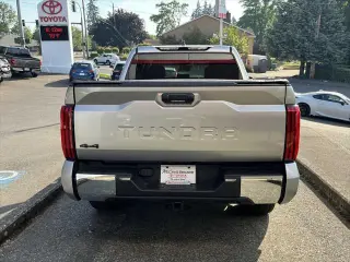 Toyota Tundra 2024 4x4 SR5 4 puertas CrewMax Cab Pickup SB